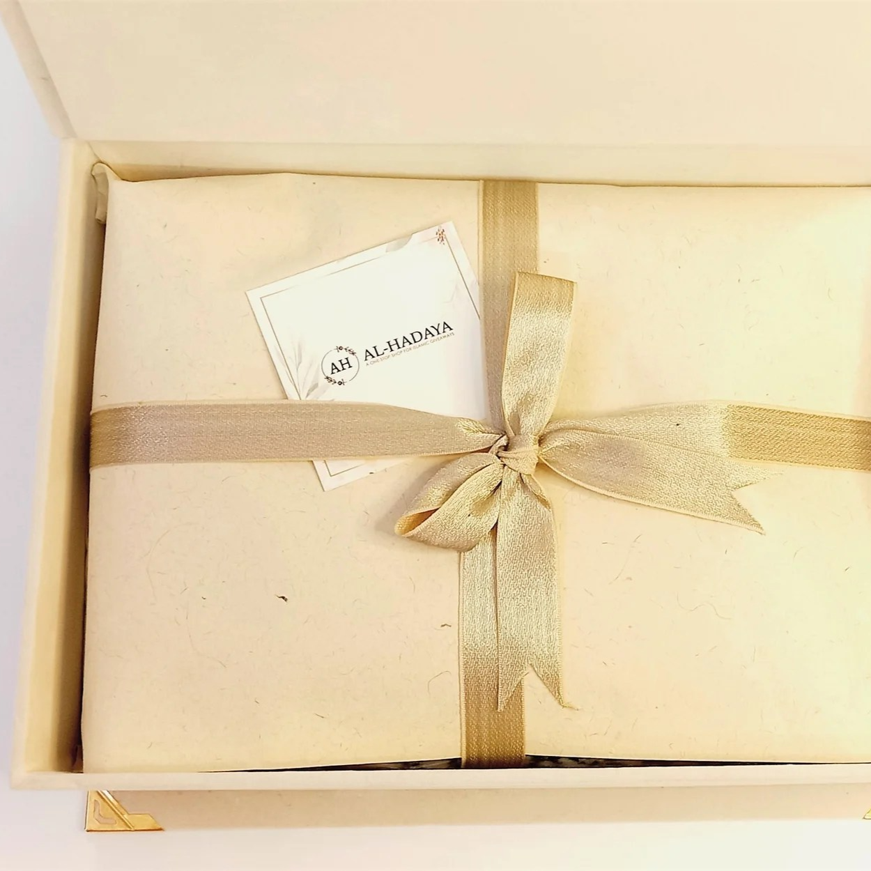 Luxury velvet Quran gift set with pearl-white box, rainbow Quran, Turkish prayer mat, pearl tasbih, and halal oud attar – perfect Islamic wedding and Eid gift.